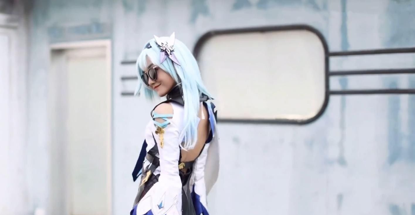 官方号|B站上的官方号COS原神芭芭拉,客服小姐姐换泳装!玩家:想被踩