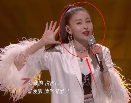 舞台|同样是唱歌失误,袁姗姗贾青的反应却不同,演员和歌手的区别太明显