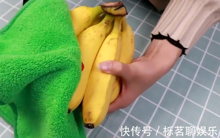 香蕉用水冲一冲真厉害，后悔今天才不知道，抓紧回家试试