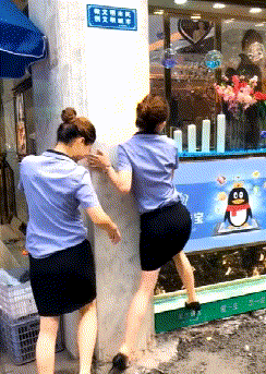 |搞笑GIF:让孩子去玩泥巴,结果他真的去了