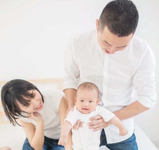 凯凯|婆婆怒斥儿媳,抱小孩儿就不能做饭儿子的做法引众人点赞