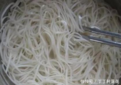 大厨|煮面条,水开下锅是大错!大厨透露技巧,面条劲道不起坨,超好吃