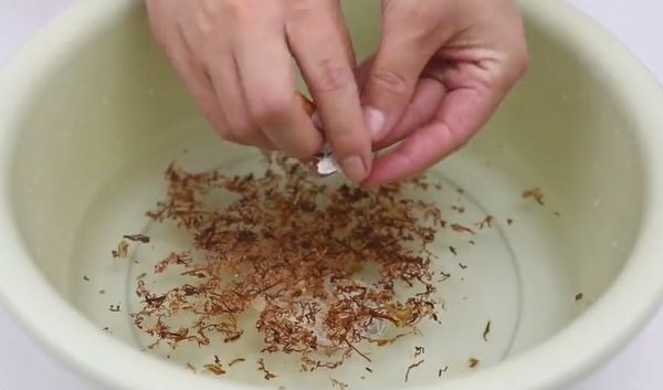 香烟加洗衣粉泡一泡太厉害了,10个家庭9个都需要,一年省不少钱