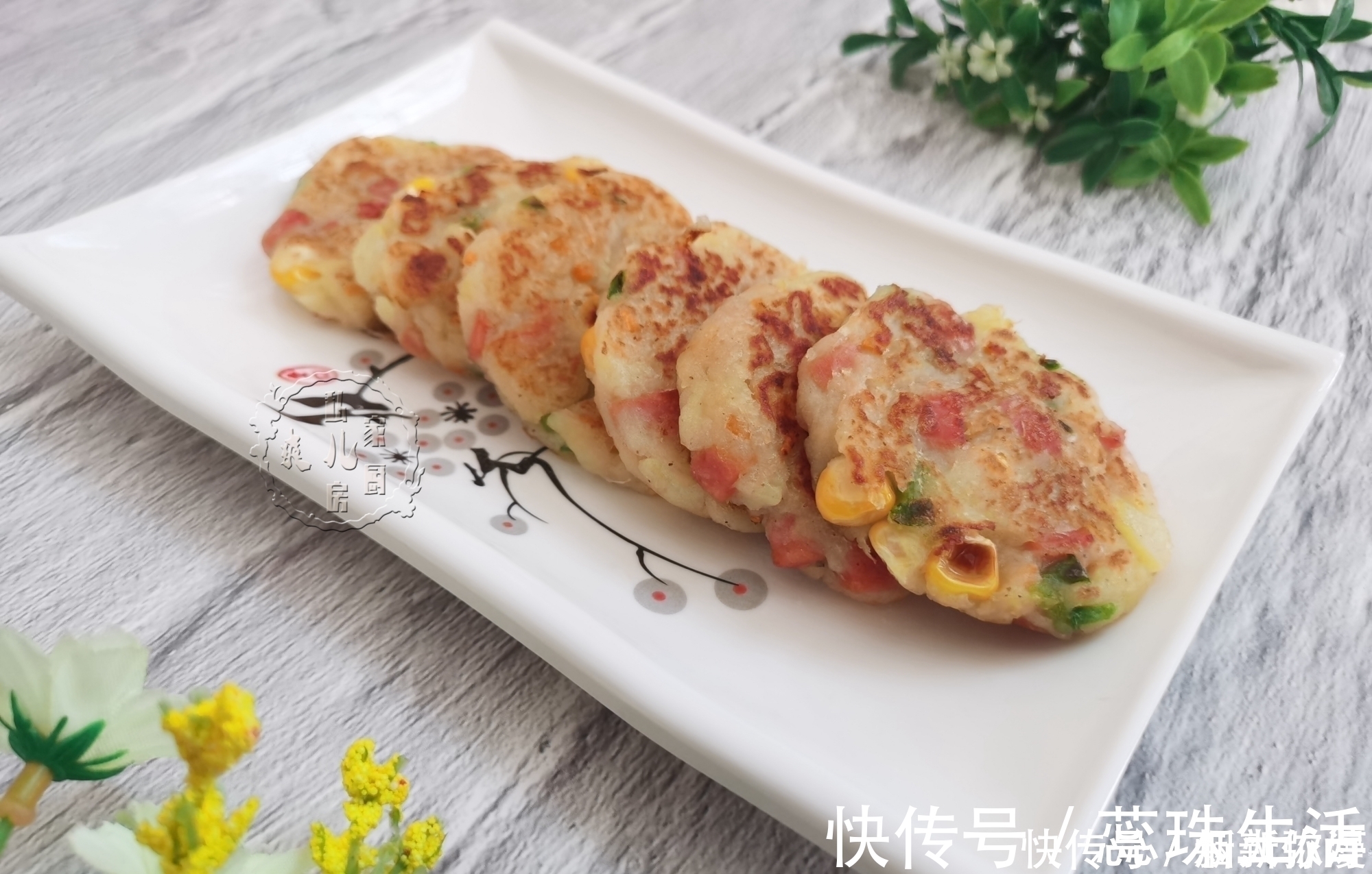 土豆别在炖着吃,加2个鸡蛋,简单一煎,外皮酥脆,孩子超爱吃