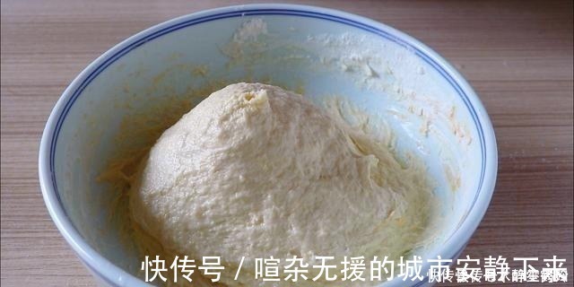 小鹅|发面饼最简单做法，手不沾面，锅里一倒就做好，外酥里软葱香四溢