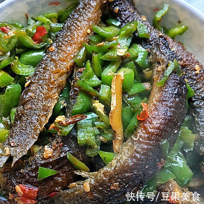 懒人必备这道炒泥鳅,简单几步,十分钟就上桌