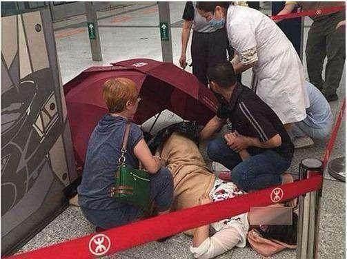 女大学生上厕所都能生孩子，为何我们生孩子就这么难看完就明白