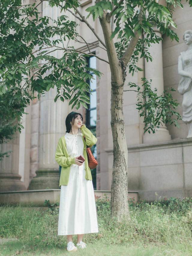 风衣|秋季，女神博主穿搭示范，白衬衫+针织背心搭配牛仔裤，高级洋气