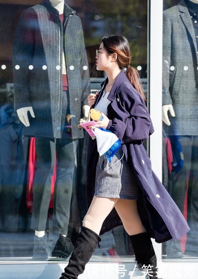 款黑色|街拍:黑白色搭配,美女脖间一抹黑色印记点缀,时尚敏感度爆棚