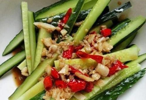 食物|湿气重的人注意,生活中尽量多吃4种常见食物,助你排出体内湿气