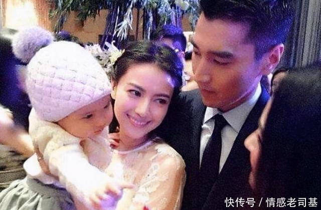 苦笑|高圆圆女儿满1岁,抓周道具成亮点,公公苦笑抓了我们最担心的