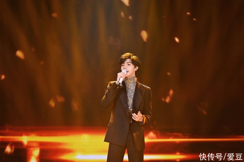 210130 陈立农亮相颁奖晚会演唱《年少无邪》四项提名中荣获“最受欢迎新人”奖项