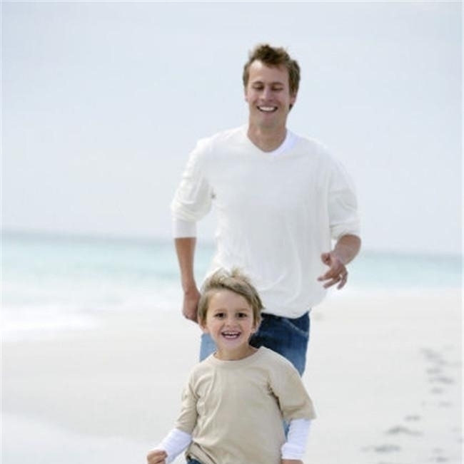 疝气|爸爸和女儿睡觉,妈妈外出3个小时后回来,看到的画面笑疝气