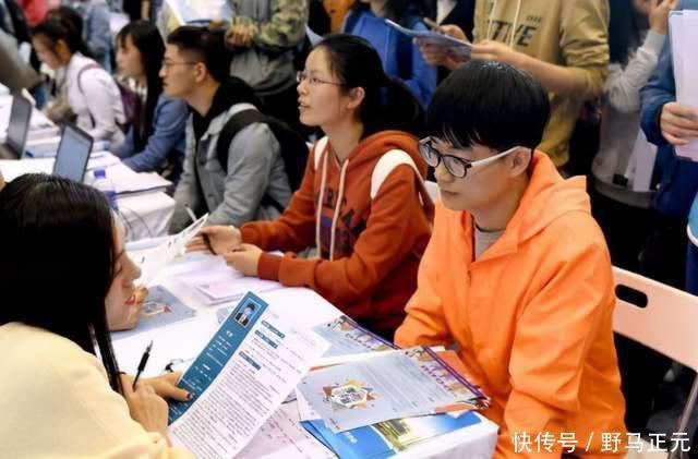 父母|985大学生,活成一个“笑话”,父母:砸锅卖铁供他读书错了吗