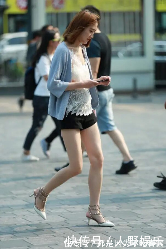 高跟鞋 街拍时尚夏季，美丽姑娘选择尖头高跟鞋，展现出成熟优雅的美感