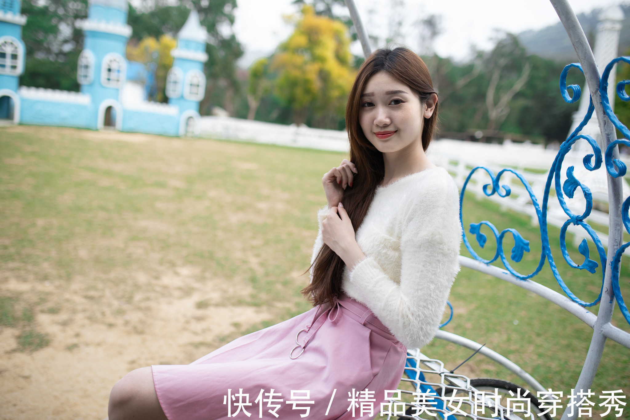 穿搭 甜美减龄的穿搭:粉色半身裙+白色小凉鞋,温柔甜美