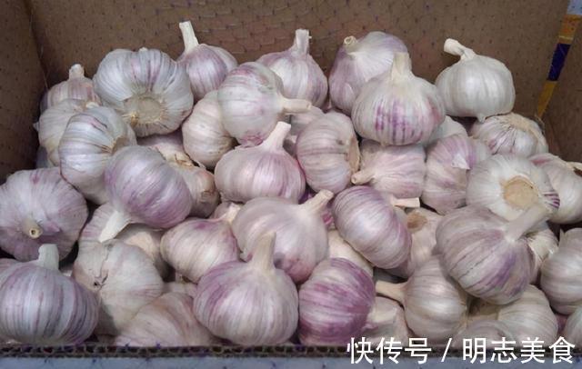 保存大蒜原来如此简单,牢记1招,大蒜放一年都不长芽不干瘪!