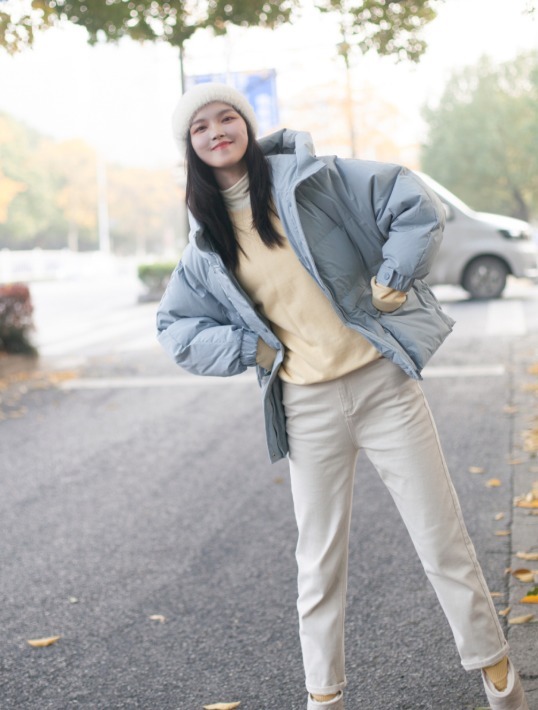 利落|羽绒服别光买黑白灰,今年流行这件“婴儿蓝”,显白还很减龄!