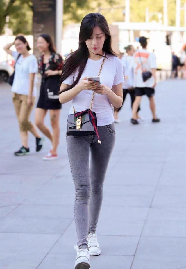 纯白色修身T恤搭配紧身牛仔裤，简单大方又不失优雅，显高又显瘦