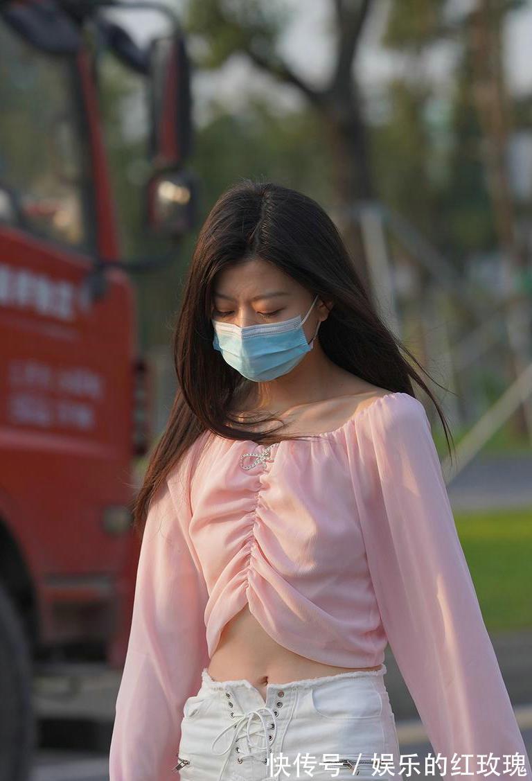 微喇叭裤|挂脖衫配修身微喇叭裤,显瘦显身姿,靓丽简约休闲有型