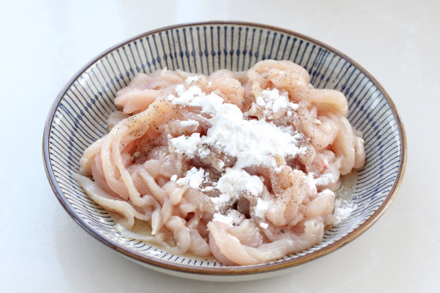 减肥期|水煮鸡胸食同嚼蜡,搭配芦笋一起炒,脆嫩低脂营养均衡,好吃不胖