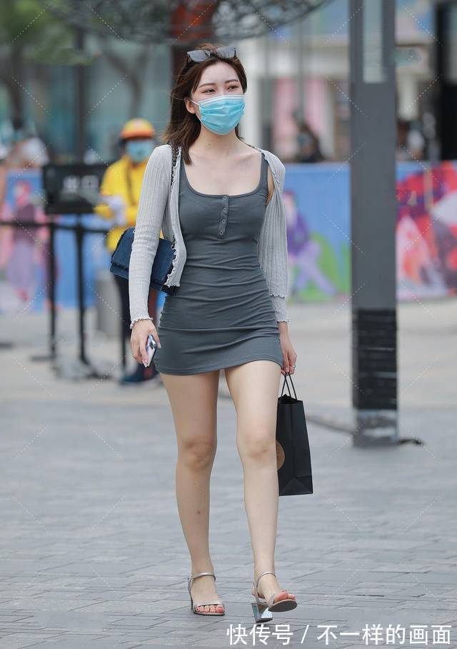 包臀裙 深灰色包臀裙搭配浅灰色针织衫,不同恢复层次分明,成熟有韵味