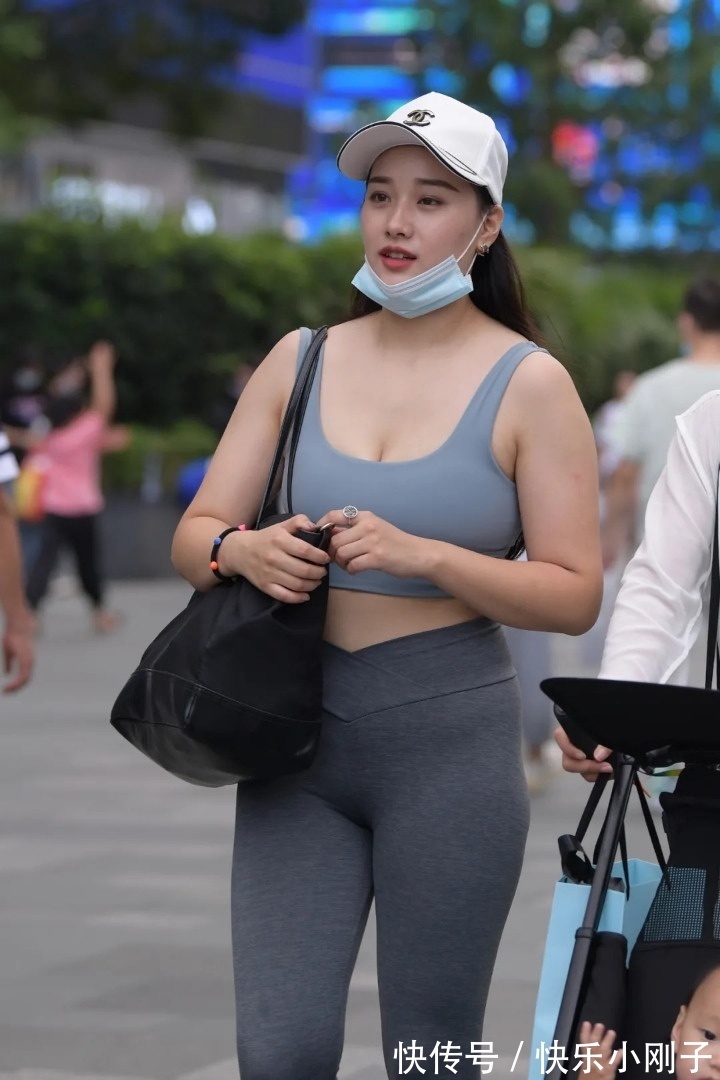 包臀裙 收腰牛仔短裤包臀裙瑜伽裤这三种装扮, 时尚显瘦,很有时尚气质