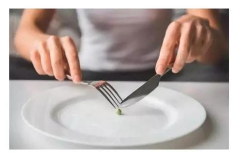  后果|坚持不吃晚饭的人，最后都如何了？4个后果等着你，别忽视！