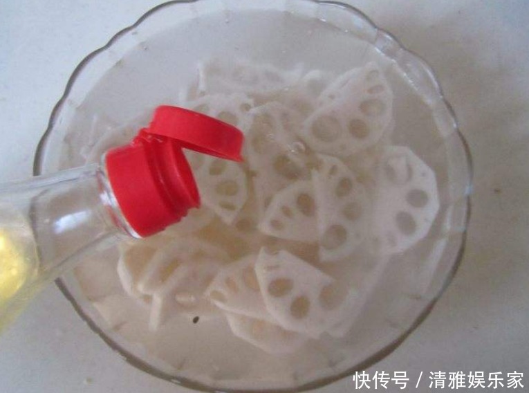 正确做法|凉拌藕片,先焯水是错的!大厨教你正确做法,藕鲜白脆嫩,不变黑