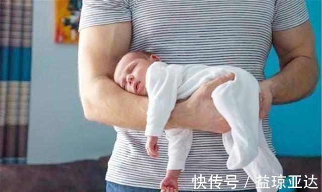 妈妈|宝宝白天频繁吃奶、不肯睡觉,除了母乳不足之外,还有两种可能