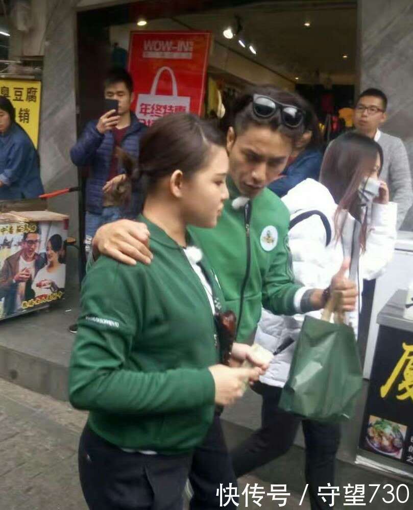 三石 《二十四小时》厦门曾厝垵录制,三石弟弟颜值又高了