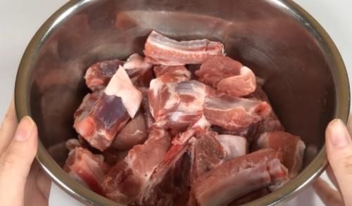 水洗|排骨不要直接用水洗,会越洗越脏,教你1个妙招,脏东西全跑出来