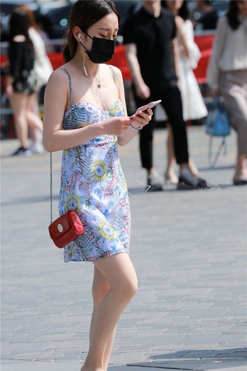 夏天 天气刚热就忍不住了,姐姐吊带裙配凉拖,姐姐你有多怕热