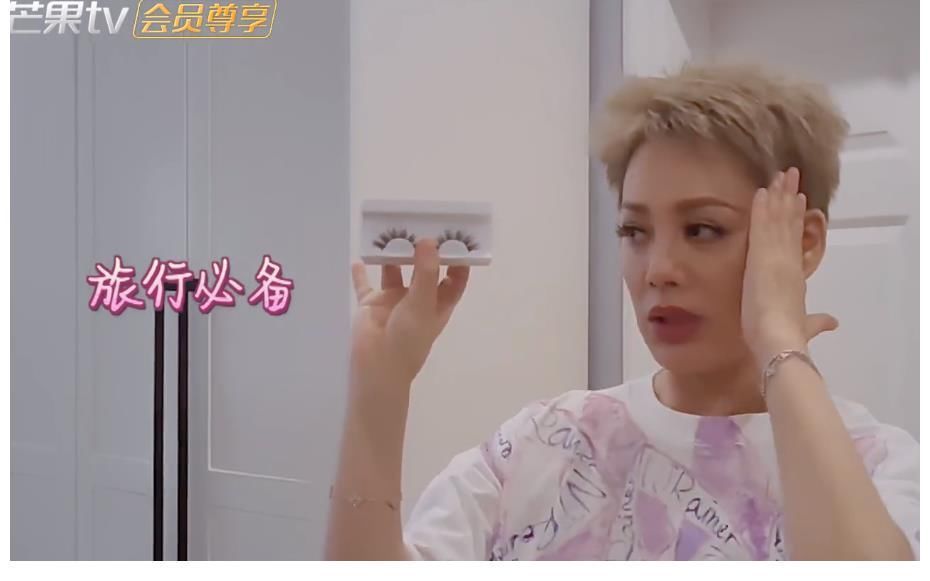 干活还是度假?宁静参加《中餐厅》,带几十种化妆品,一沓眼睫毛