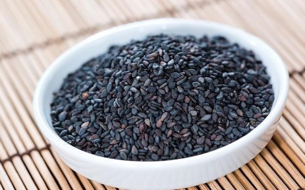 排毒|女人不想老太快，4种“零食”要多吃，排毒美容，紧致皮肤显年轻