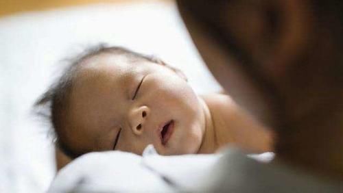 睡眠环境|因呼噜声太大,宝爸被亲生儿子当场“报复”,宝妈在一旁乐坏了