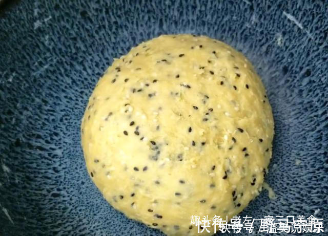 松软|宅在家里做美食，芝麻里打4个鸡蛋，不蒸不烙，松软美味比面包香