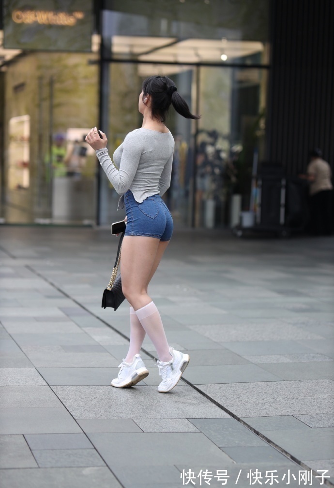 秋季 气质女生的秋季搭配,选择复古运动风,既显身材又有时尚感