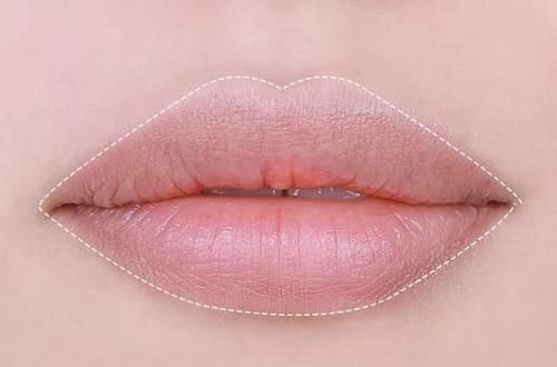 女生涂口红时，千万别有这3个习惯，不然再贵的口红都掉色沾杯