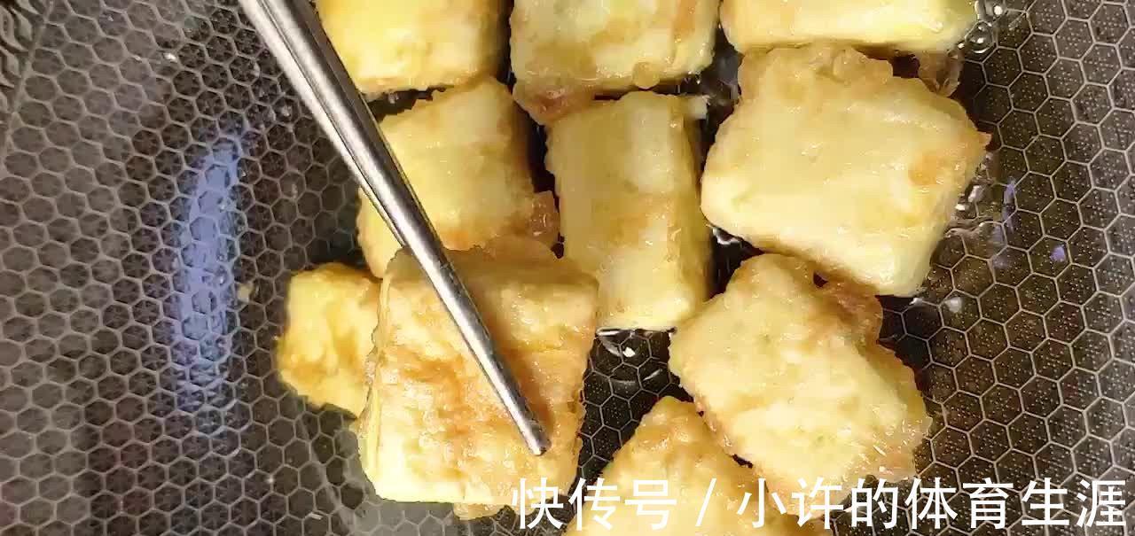 蚝油煎豆腐,汤汁鲜美浓稠,口味香辣鲜咸,吃起来都比肉过瘾