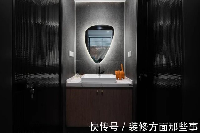 129平现代风四居室,在灰色空间汇总加入木质元素,更加有温度