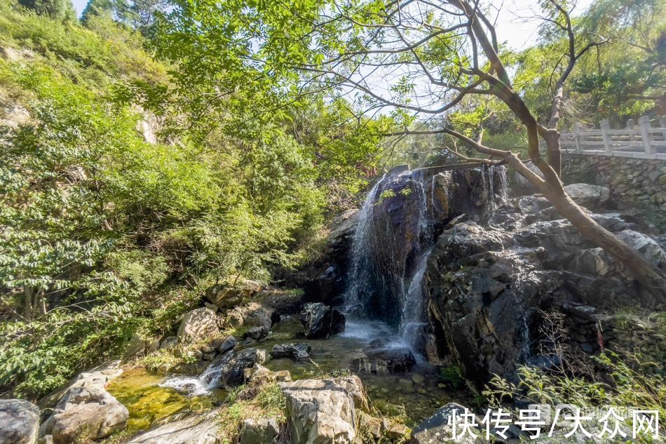 水帘峡景区|这就是山东·国庆探泉丨水帘泉：滴水成帘，长年不涸，是远近闻名的“圣水”