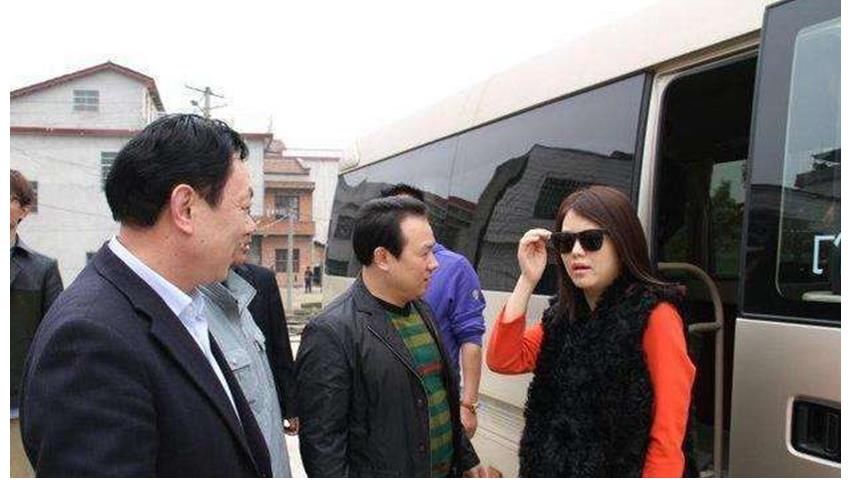 她的手|当明星们回到农村，没有舞台上的光鲜，显得更亲民，唯独她不一样