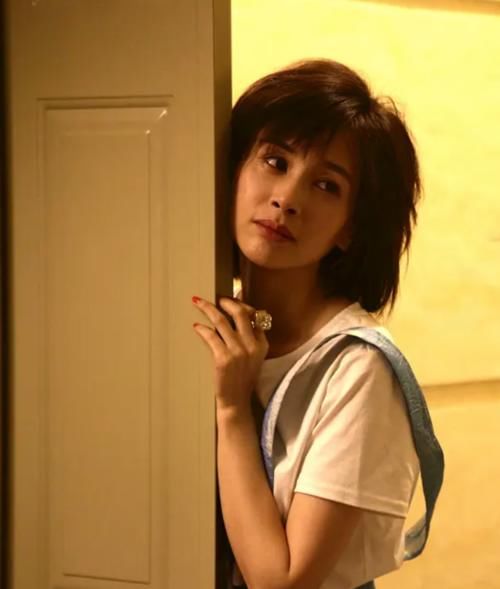 王子文扮演的富二代曲筱筱古灵精怪,让观众又爱又恨,也让王子文的知名