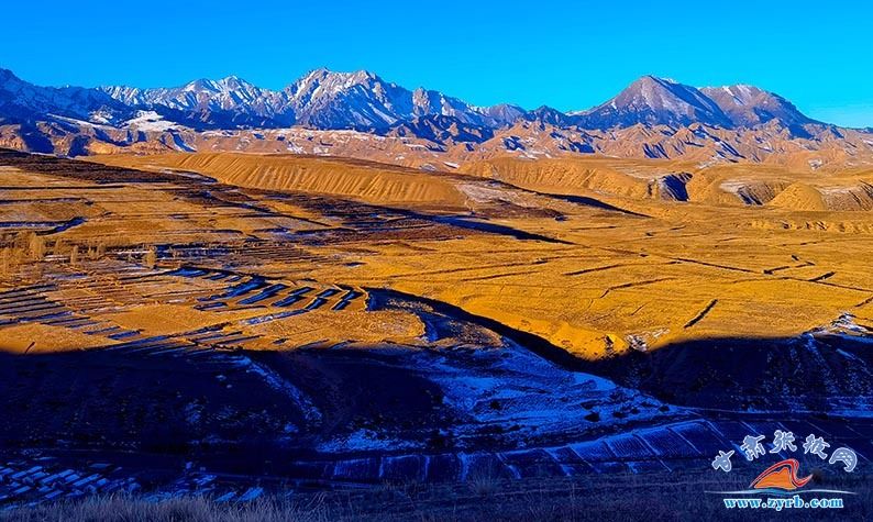 张掖：2022年第一缕阳光映照雪山之巅