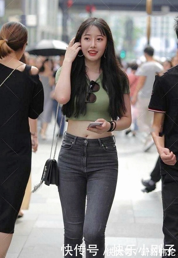 模特 模特轻便时尚的绿色短T,看到她,谁还会有心情想要逛街?