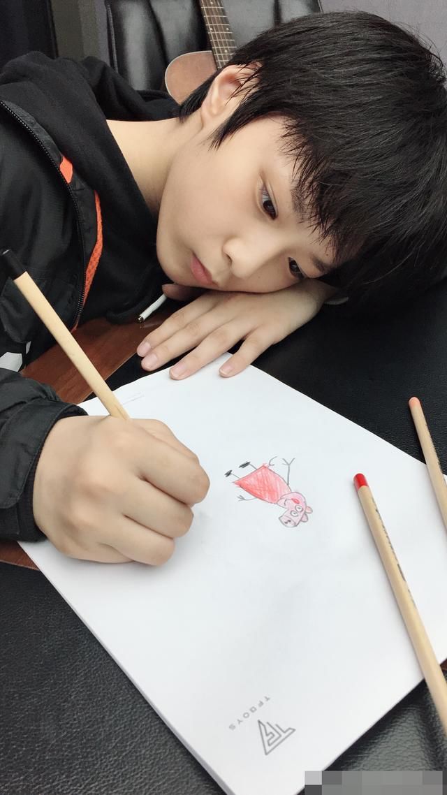 不愧是全世界最喜欢小猪佩奇的初中生,刘耀文连送礼都是小猪佩奇
