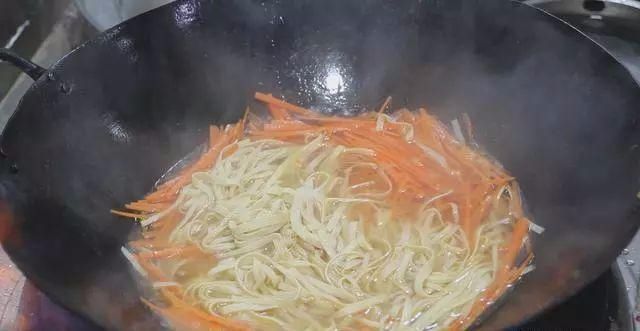 大厨|大厨分享一道“胡萝卜炒千张”,清淡爽口又营养,全家老少都爱吃