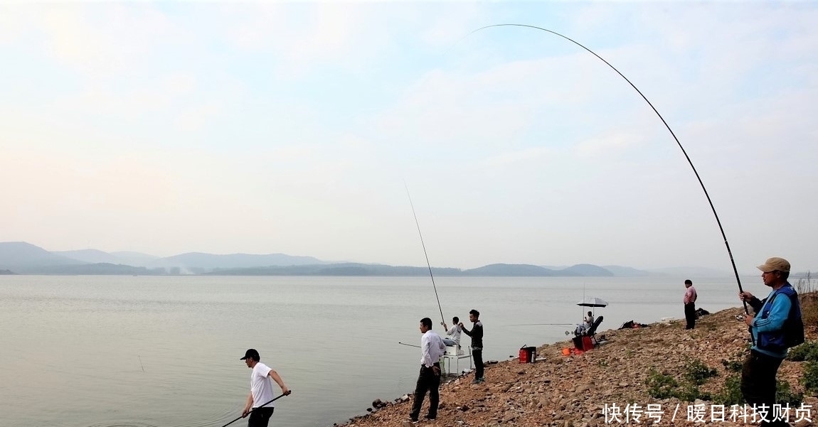 鱼类|夏天下暴雨，水变浑浊怎样钓鱼？注意几个方面细节，大鱼爆竿不停