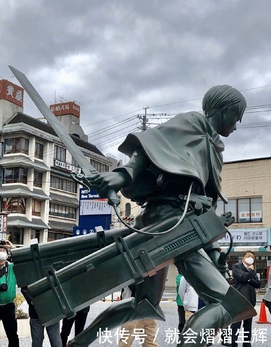 兵长铜像正式亮相，揭幕前：兵长有这么高？揭幕后：哦那没事了